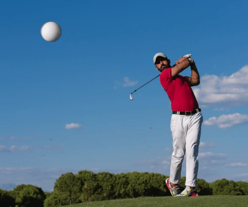 Golfversicherung - Dieses Bild zeigt einen Golfspieler, der gerade einen Schlag ausgeführt hat.